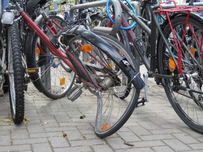 Schrottfahrrad am Bahnhof (Foto: Gemeindeverwaltung Haßloch)