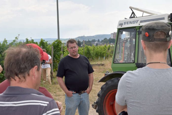 RP-Mitarbeiter Bernd Neckerauer erklärt den Winzern beim Hoftag den Einsatz eines Geräts. (Foto: RP Darmstadt)