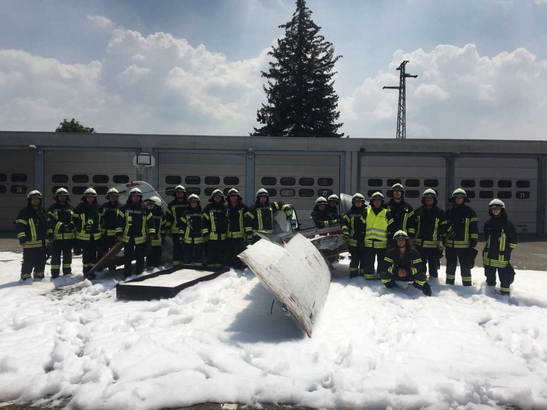 Die Feuerwehrangehörigen am Ende der Übung (Foto: Feuerwehr Speyer)