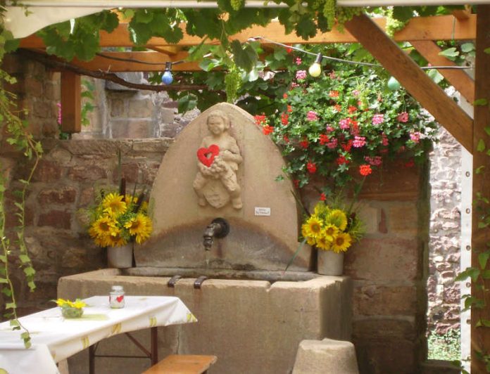 Brunnen am Liebesbrunnenfest mit Blumen (Foto: Kulturverein Dackenheim)