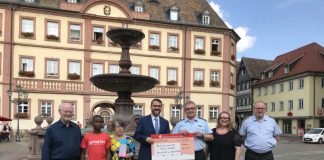 v.l.: Jörg S. Schmidt, Mamadou, Eredesvinda Lopez Herreros, Oberbürgermeister Marc Weigel, Oberstleutnant Jürgen Göbel, Lavinia Kuthe, Stabsfeldwebel Wolfram Vogt (Foto: Stadtverwaltung Neustadt)