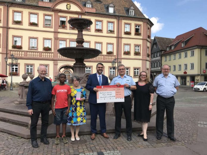 v.l.: Jörg S. Schmidt, Mamadou, Eredesvinda Lopez Herreros, Oberbürgermeister Marc Weigel, Oberstleutnant Jürgen Göbel, Lavinia Kuthe, Stabsfeldwebel Wolfram Vogt (Foto: Stadtverwaltung Neustadt)