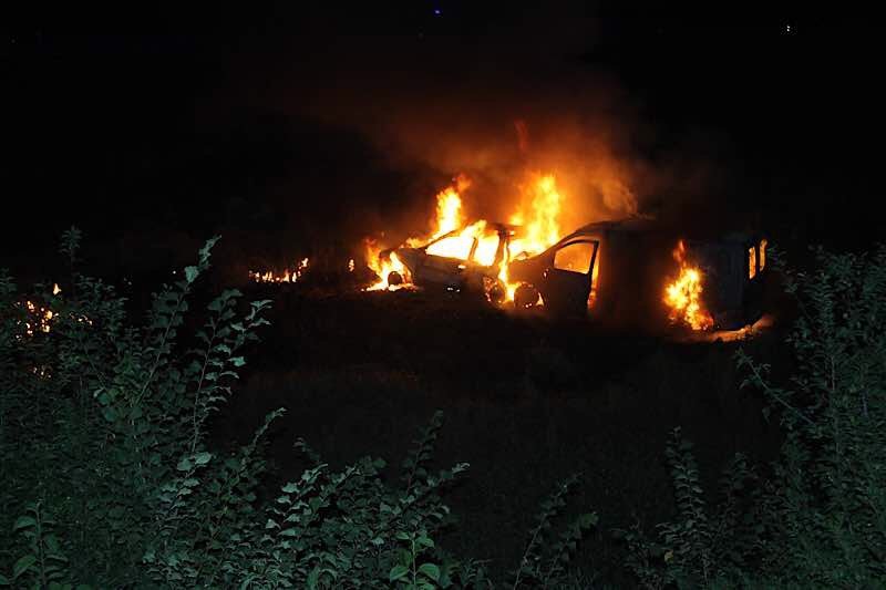 Die beiden Fahrzeuge gerieten sofort in Brand (Foto: Polizei RLP)