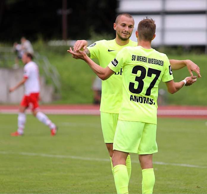 SVWW-Jubel in Regensburg: Torschütze Simon Brandstetter mit Vorlagengeber Stephan Andrist (Foto: svww.de)