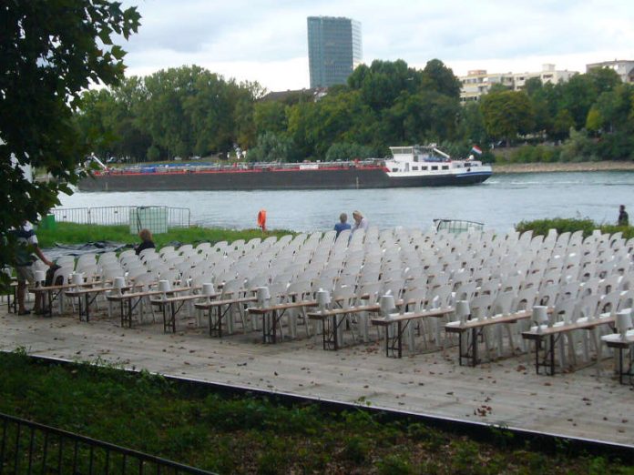 Das Festival findet auf der Parkinsel direkt am Rhein statt (Foto: Hannes Blank)