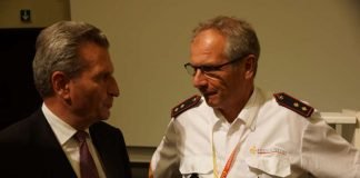 EU-Kommissar Oettinger im gespräch mit Minister Gall (Foto: Feuerwehr Heidelberg)