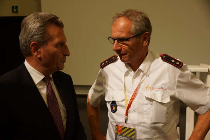 EU-Kommissar Oettinger im gespräch mit Minister Gall (Foto: Feuerwehr Heidelberg)