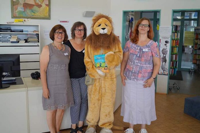 Das Team der Stadtbibliothek mit dem Leselöwen: Iris Schorb, Katharina Spörl und Nadine Seß (v.li.) (Foto: Stadt Rheinstetten)