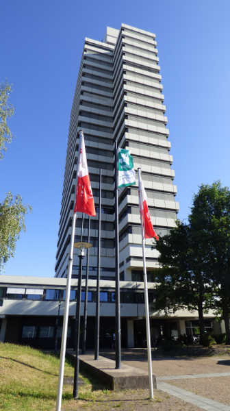 Stadt zeigt Flagge für den Frieden