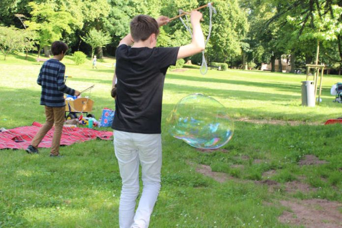 Im „Welcome Treff“ des Kinderschutzbundes wird über Sommer jede Woche Freitag im Goethepark ein buntes Spieleprogramm geboten. (Copyright: DKSB)