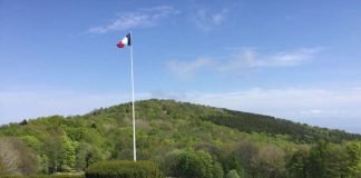 Blick auf das Hochkreuz (Foto: Volksbund/Volker Schütze)