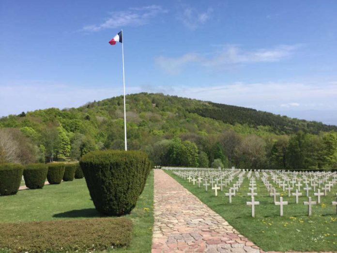 Blick auf das Hochkreuz (Foto: Volksbund/Volker Schütze)