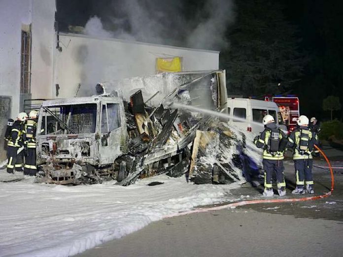 Der LKW brannte aus (Foto: Feuerwehr Darmstadt)