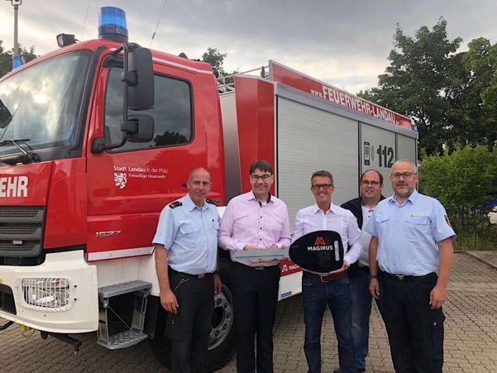 Schlüsselübergabe durch OB Thomas Hirsch (2.v.l.) an die Feuerwehr Landau (Foto: Feuerwehr Landau) Schlüsselübergabe durch OB Thomas Hirsch (2.v.l.) an die Feuerwehr Landau (Foto: Feuerwehr Landau)