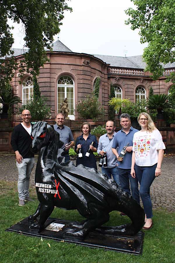 Geschäftsführer Sascha Kaiser zusammen mit den Winzern Markus Keller, Gudrun Erbeldinger-Höfferle, Alexander Weinmann, Dr. Andreas Schreiber, Ursula Müller (Foto: KVG)