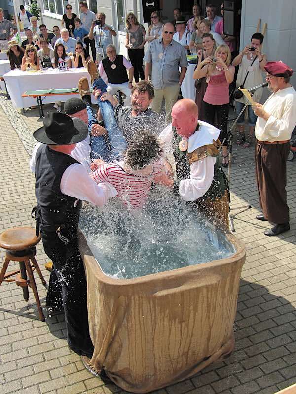 Wassertaufe (Foto: Hans Dölzer) Wassertaufe (Foto: Hans Dölzer)