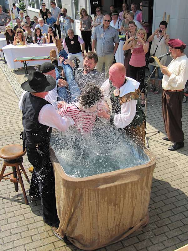 Wassertaufe (Foto: Hans Dölzer)