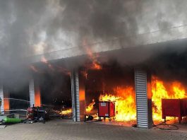 Brand einer Werkstadt (Foto: Feuerwehr Landau)