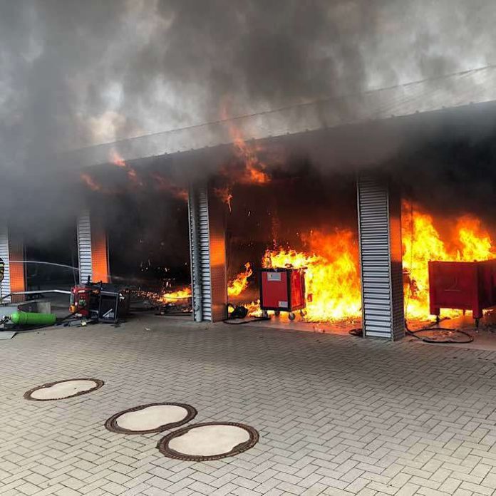 Brand einer Werkstadt (Foto: Feuerwehr Landau)