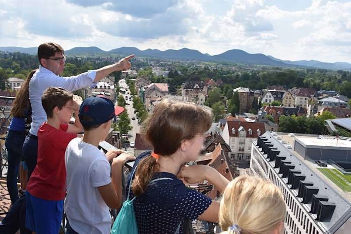 Eines der Highlights der Ferienpass-Veranstaltung mit OB Hirsch war der Gang auf den Stiftskirchenturm. (Foto: Stadt Landau in der Pfalz)