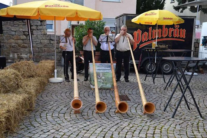 Die Alphornbläser Steinsbergblick spielen zur Eröffnung des 6. Bierdorfes auf. (Bild: Stadtmarketing Sinsheim)