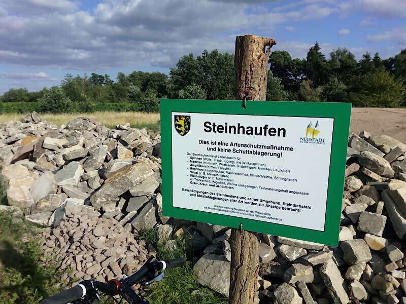 Die Steinhaufen warten auf ihre neuen Bewohner. (Foto: Stadtverwaltung Neustadt)