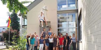 Schülerinnen und Schüler des Karolinen-Gymnasiums mit den Verantwortlichen des Erlenbert-Museums sowie betreuenden Lehrkräften. (Foto: Erkenbert-Museum Frankenthal)