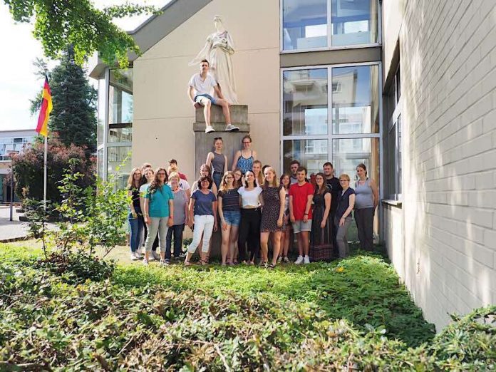 Schülerinnen und Schüler des Karolinen-Gymnasiums mit den Verantwortlichen des Erlenbert-Museums sowie betreuenden Lehrkräften. (Foto: Erkenbert-Museum Frankenthal)