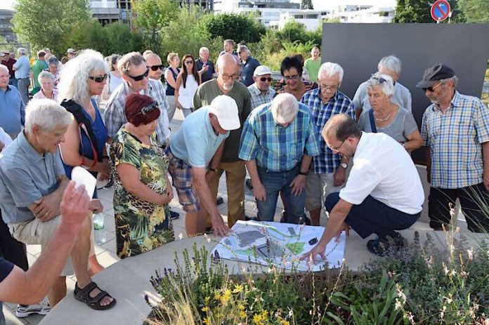 Mit großem Interesse verfolgten Bürger und Bürgerinnen die Fortschritte im Sanierungsgebiet auf einer Führung und auf Plänen. (Foto: Stadt Sinsheim) Mit großem Interesse verfolgten Bürger und Bürgerinnen die Fortschritte im Sanierungsgebiet auf einer Führung und auf Plänen. (Foto: Stadt Sinsheim)