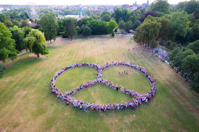 Die Riesenbrezel aus 872 Personen (Foto: Roland Brönner, Verkehrsverein Speyer e.V.)