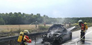 Der PKW brannte komplett aus - Die Feuerwehr im Einsatz