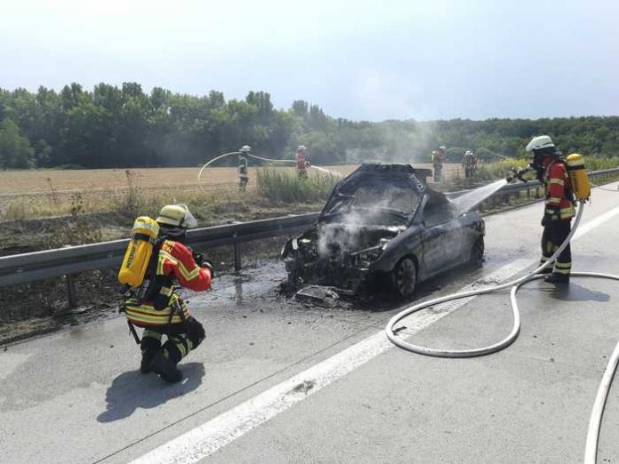 Der PKW brannte komplett aus - Die Feuerwehr im Einsatz