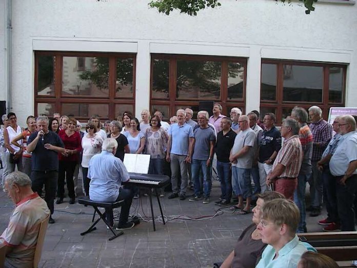 Dorfplatzserenade in Hambach (Foto: Liederkranz Hambach)