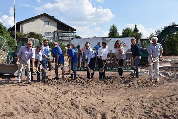 Ein Spatenstich zum Auftakt für das neue Kunstrasenfeld machen OB Albrecht, Vertreter des TSV Waldangelloch, der Dietmar-Hopp-Stiftung, des Badischen Sportbundes und der Firma Becker GmbH. (Foto: Stadt Sinsheim)