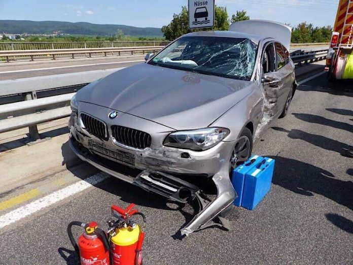 Der unfallbeteiligte BMW (Foto: Feuerwehr Neustadt)