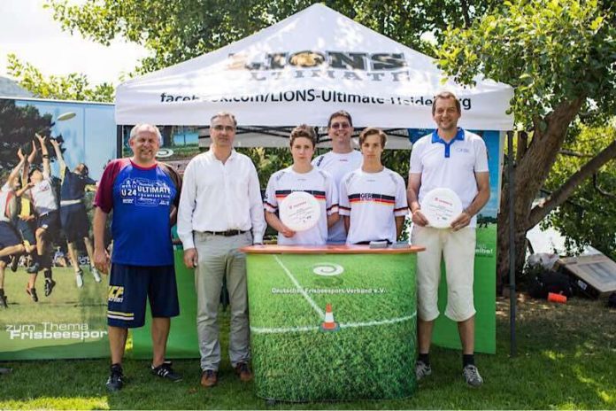 v.l. Martin Rasp (Geschäftsführer Frisbeesportverband BW) Volker Schlechter (Präsident, Deutscher Frisbeesportverband) Louis Niestroj und Bela Luksch (beide U20 Nationalspieler aus Heidelberg) Dahinter Mark Kendall (Vizepräsident Frisbeesportverband BW und OK-Chef U24 WM 2019) Jörg Benner (Geschäftsführer Deutscher Frisbeesportverband) Bei der Auftakt-Pressekonferenz für die U24-WM 2019 in Heidelberg (Foto Tobias Dittmer)