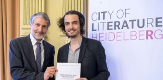 Bürgermeister Dr. Joachim Gerner überreichte Philipp Stadelmaier (rechts) die Urkunde zum Brentano-Preis. (Foto: Philipp Rothe)