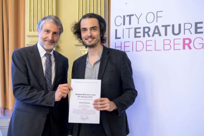 Bürgermeister Dr. Joachim Gerner überreichte Philipp Stadelmaier (rechts) die Urkunde zum Brentano-Preis. (Foto: Philipp Rothe)