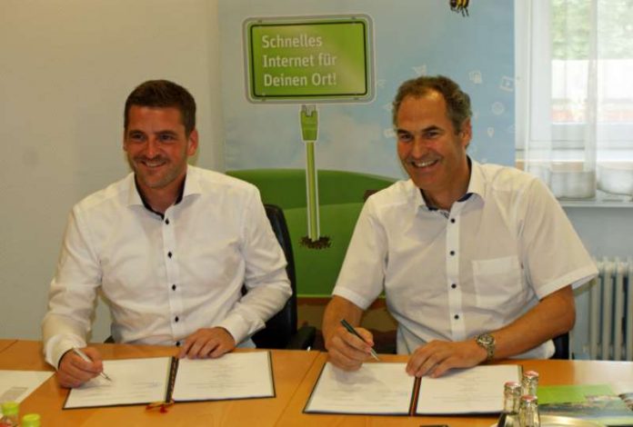 Der Geschäftsführer der Firma inexio, Thorsten Klein (links), und Landrat Dietmar Seefeldt bei der Vertragsunterzeichnung im Kreishaus. (Foto: Kreisverwaltung Südliche Weinstraße)