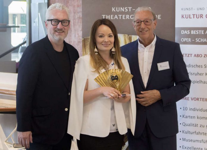Peter Spuhler (Generalintendant), Uliana Alexyuk (Sopranistin), Prof. Jürgen Ulmer (Vorsitzender der Kunst- und Theatergemeinde Karlsruhe e.V.) (Foto: Michael Matt) Peter Spuhler (Generalintendant), Uliana Alexyuk (Sopranistin), Prof. Jürgen Ulmer (Vorsitzender der Kunst- und Theatergemeinde Karlsruhe e.V.) (Foto: Michael Matt)