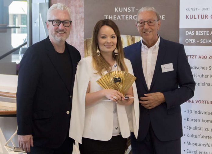 Peter Spuhler (Generalintendant), Uliana Alexyuk (Sopranistin), Prof. Jürgen Ulmer (Vorsitzender der Kunst- und Theatergemeinde Karlsruhe e.V.) (Foto: Michael Matt)