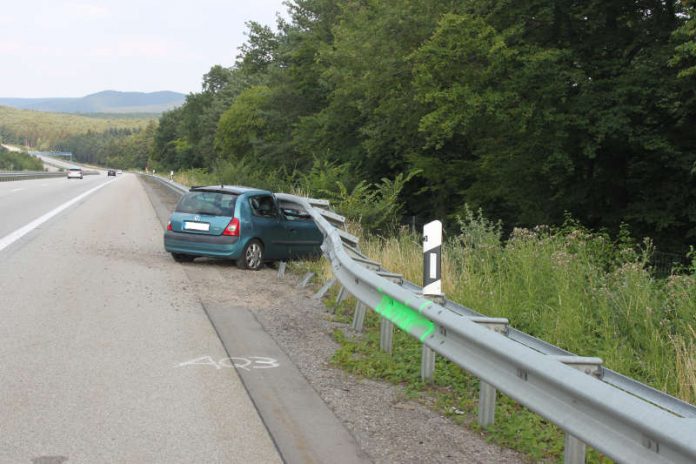 Der PKW blieb unter einer Leitplanke stecken (Foto: Polizei RLP)