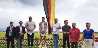 Als Schirmherr nahm Oberbürgermeister Thomas Hirsch (2.v.l.) an der Siegerehrung der Segelflug-Qualifikationsmeisterschaften teil und beglückwünschte die Gewinner zu deren tollen sportlichen Leistungen. (Foto: Stadt Landau in der Pfalz)