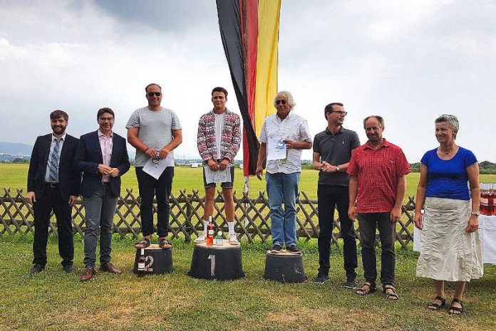 Als Schirmherr nahm Oberbürgermeister Thomas Hirsch (2.v.l.) an der Siegerehrung der Segelflug-Qualifikationsmeisterschaften teil und beglückwünschte die Gewinner zu deren tollen sportlichen Leistungen. (Foto: Stadt Landau in der Pfalz)