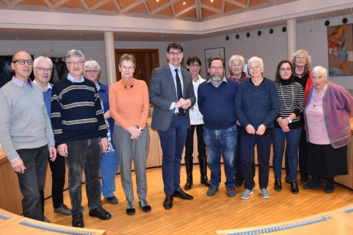 Der Landauer Beirat für ältere Menschen gemeinsam mit Oberbürgermeister Thomas Hirsch (6.v.l.) und der städtischen Seniorenbeauftragten Ulrike Sprengling (3.v.r.) bei der konstituierenden Sitzung im Ratssaal des Rathauses. (Foto: Stadt Landau in der Pfalz)