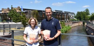 Startschuss für das zweite Halbjahr der 34. Landauer Büchereitage: Bürgermeister und Kulturdezernent Dr. Maximilian Ingenthron und Bibliotheksleiterin Amelie Löhlein haben jetzt gemeinsam das druckfrische Programm vorgestellt. (Foto: Stadt Landau in der Pfalz)