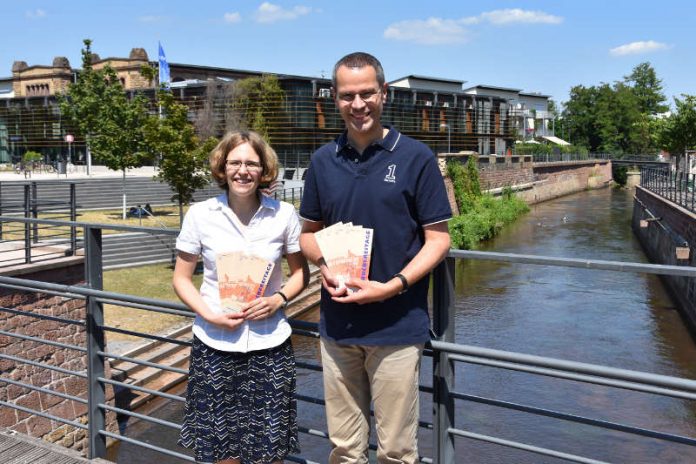 Startschuss für das zweite Halbjahr der 34. Landauer Büchereitage: Bürgermeister und Kulturdezernent Dr. Maximilian Ingenthron und Bibliotheksleiterin Amelie Löhlein haben jetzt gemeinsam das druckfrische Programm vorgestellt. (Foto: Stadt Landau in der Pfalz)