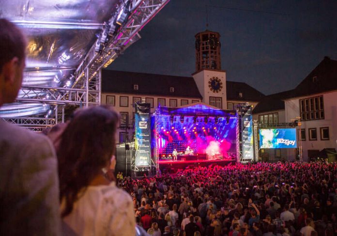 Jazz & Joy - Blick von TST-Lounge auf Sparkassen-Bühne am Markplatz (Foto: Bernward Bertram)