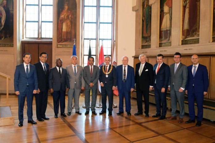 OB Peter Feldmann empfängt neue Konsuln im Kaisersaal (Foto: Stadt Frankfurt/Felix Wachendörfer)