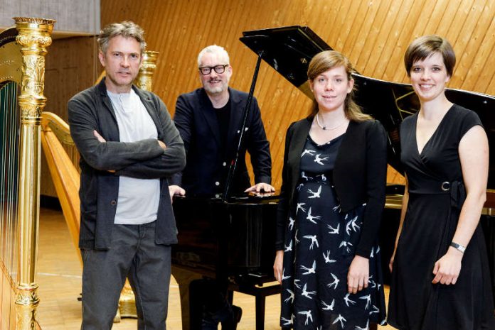 Generalmusikdirektor Justin Brown, Generalintendant Peter Spuhler, Konzertpädagogin Carolina Nees, Stellv. Leiterin des Orchesterdirektorin Dorothea Becker. (Foto: Felix Grünschloß)